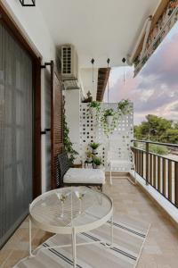 Uma varanda ou terraço em Azure Breeze - Coastal Chic Getaway by the Sea