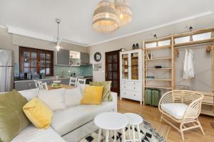 A cozinha ou kitchenette de Azure Breeze - Coastal Chic Getaway by the Sea