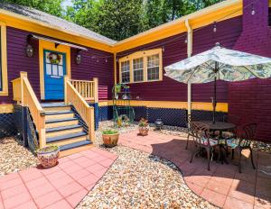 a purple house with a table and an umbrella at The Steamboat Inn in Jefferson