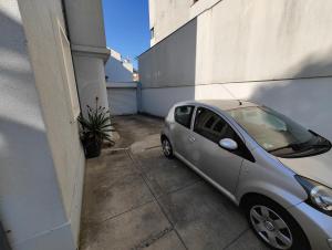 un pequeño coche plateado estacionado al lado de un edificio en Casa Veríssimo, en Oporto 14 fotos más
