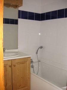 Ένα μπάνιο στο Appartement lumineux à Orcières 1850 +17 φωτογραφίες