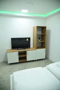 Vb apartmani的电视和/或娱乐中心