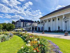 a park with flowers in front of a building at Gemütliche 1 Zimmerwohnung am Casino Baden-Baden in Baden-Baden