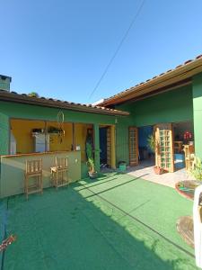 Casa con 2 sillas y patio en Da Lua Hostel en Ubatuba