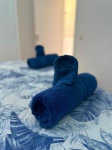 El Guincho的住宿－Tenerife Island Oasis Apartment，蓝色的毛巾躺在床上