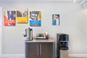 un bancone con una macchinetta del caffè appesa a un muro con poster di Motel 6-Mount Jackson, VA - Shenandoah a Mount Jackson