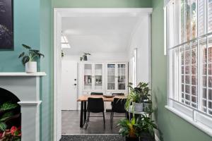 - une salle à manger avec une table et des chaises dans l'établissement Amelia Terrace - House in Brisbane City Central, à Brisbane
