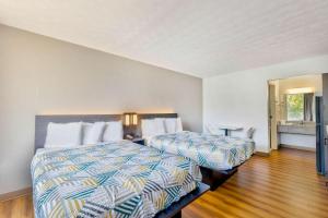 a hotel room with two beds and a window at Motel 6-Mount Jackson, VA - Shenandoah in Mount Jackson +18 photos