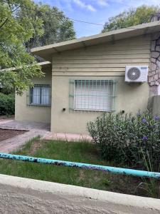 una casa con un condizionatore laterale di Bella vista a Saldungaray