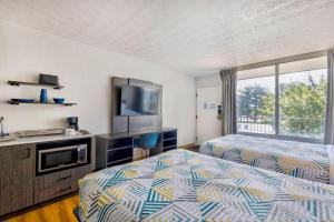 Mount JacksonStudio 6 Mount Jackson VA Shenandoah的一间有两张床和一台平板电视的酒店房间
