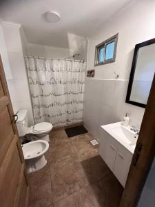 un bagno con un water e un lavandino di Bella vista a Saldungaray