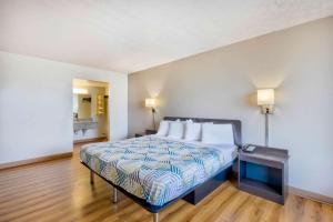 Studio 6 Mount Jackson VA Shenandoah客房内的一张或多张床位