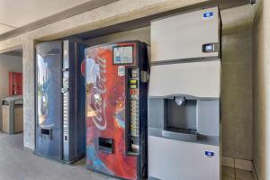 - un distributeur automatique à côté d'un jeu vidéo dans l'établissement Studio 6 Mount Jackson VA Shenandoah, à Mount Jackson