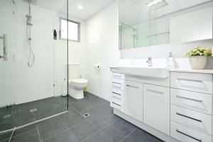 Koupelna v ubytování Stylish 2 b/r apartment - 4 guests, garage ZC5 + 19 fotografií