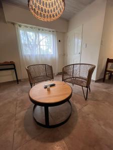 1 mesa y 2 sillas en una habitación en Bella vista en Saldungaray