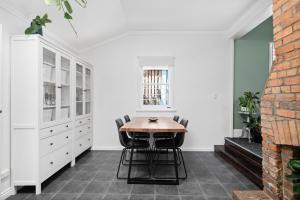a dining room with a table and chairs at Amelia Terrace - House in Brisbane City Central in Brisbane