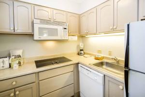 Η κουζίνα ή μικρή κουζίνα στο Paki Maui #118 condo