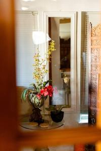 un vaso con fiori su un tavolo in una stanza di La Villetta a Dripping Springs