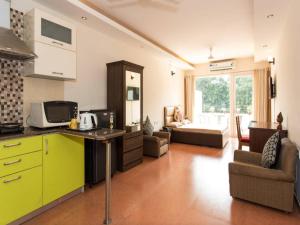 um quarto com uma cozinha e uma sala de estar em Amidst Monuments and Serenity em Nova Deli