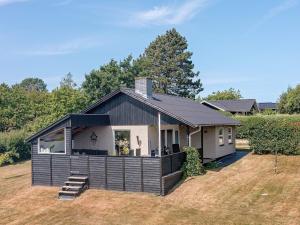 Ein Haus mit einem Schwarz-Weiß-Haus in der Unterkunft Holiday home Roslev XXX in Roslev