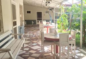 a patio with a table and chairs in a room at hotel trinidad in La Ceiba