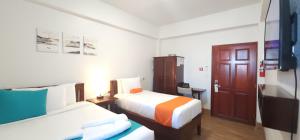 Un pat sau paturi într-o cameră la Voyager Sun & Reef Hotel