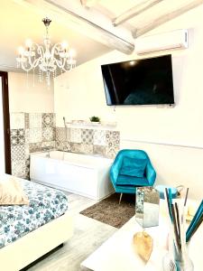 een slaapkamer met een bad en een tv aan de muur bij SoleMare Catania in Catania