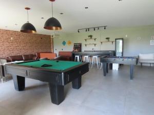 ein Wohnzimmer mit einem Billardtisch und Tischtennisplatten in der Unterkunft Apartamento Garden em condomínio clube in Florianópolis