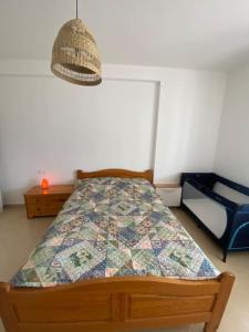 1 dormitorio con 1 cama con edredón en The Flip-Flop Apartment en Shëngjin