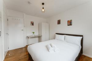 Postel nebo postele na pokoji v ubytování CanningTown Double Rooms - 20