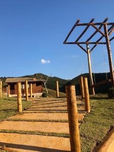 um grupo de degraus de madeira com um edifício ao fundo em Recanto João de barro em Viscode de Mauá