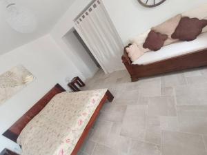 - un salon avec un lit et un canapé dans l'établissement Maison de charme proche Bastia, à Prunelli-di-Casacconi