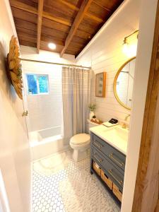 ein Badezimmer mit einem WC, einer Badewanne und einem Waschbecken in der Unterkunft Private Wine Country-River Bungalow! Sunny Treetop Views - Pets Stay Free in Forestville