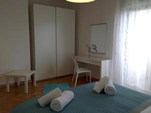 een slaapkamer met een bed met handdoeken erop bij Brezza Marina Apartment in Trapani