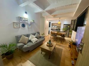 Posezení v ubytování Cómodo apartamento súper central