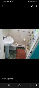 Ένα μπάνιο στο ARMANI MANOR rustic spacious 2br unit 1
