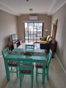 a green table and chairs in a living room at CAPi I in Corrientes