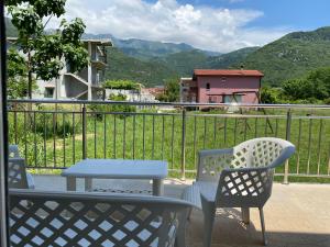 einen Tisch und Stühle auf einem Balkon mit Aussicht in der Unterkunft Talia Apartments in Budva