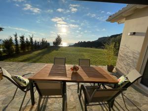 Gallery image of Villanet SeaView in Mola Kalyva