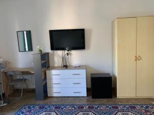 TV a/nebo společenská místnost v ubytování VENICE NIGHT APPARTMENT