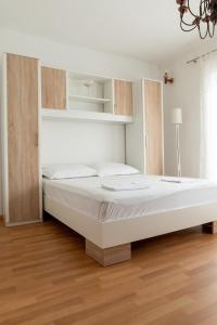 Posteľ alebo postele v izbe v ubytovaní Apartments by the sea Arbanija, Ciovo - 16117