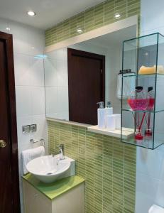 a bathroom with a sink and a mirror at Apartamento Con Vistas Al Pilar con Aparcamiento privado in Zaragoza