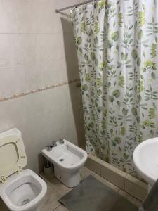 a bathroom with a toilet and a shower curtain at DEPARTAMENTO EN COMPLEJO CERRADO!!! excelente ubicación in Godoy Cruz