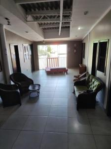 un grand salon avec des canapés et un canapé dans l'établissement Hostel Floripa Lake House Lagoa Conceiçao 24HORAS, à Florianópolis