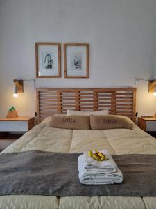 Un dormitorio con una cama con una toalla. en DESIGN HOME CERRO 8Pax Cerro de Las Rosas en Córdoba