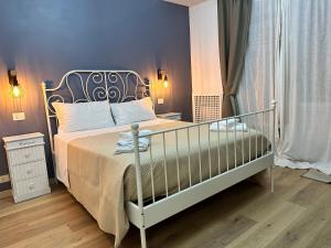 ローマにあるShabby Chic Flat Monte Marioのベッドルーム1室(白いベッドフレーム付きのベッド1台付)