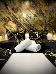 Un pat sau paturi într-o cameră la DeLuxe - Apartment ' Andrei 2 ' - Neu in Neuburg an der Donau