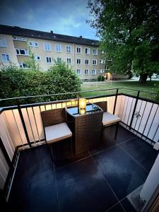uma varanda com uma mesa e cadeiras e um edifício em DeLuxe - Apartment ' Andrei 2 ' - Neu in Neuburg an der Donau mit Klimaanlage em Neuburg an der Donau