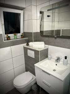 O baie la DeLuxe - Apartment ' Andrei 2 ' - Neu in Neuburg an der Donau +17 fotografii