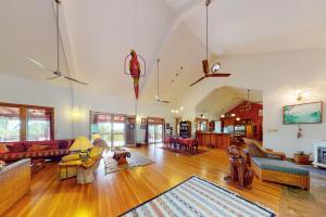 uma grande sala de estar com sofás e uma lareira em Divina @ Framadani Estate em San Ignacio
